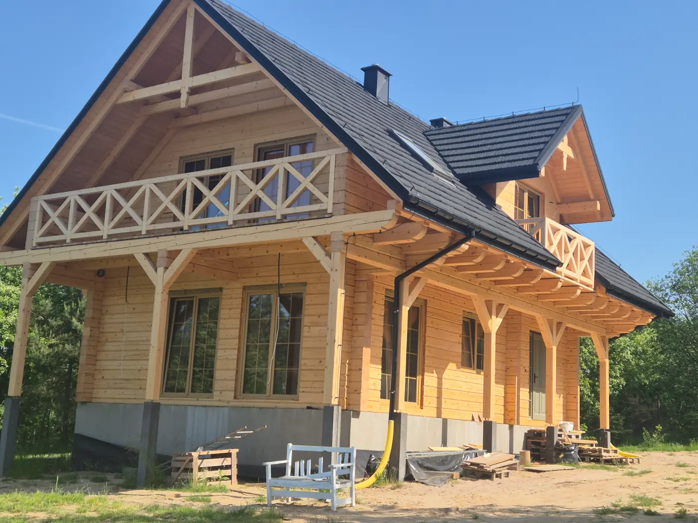 Dom z bali z balkonem, w trakcie budowy — realizacja ArCAd w Olszynie
